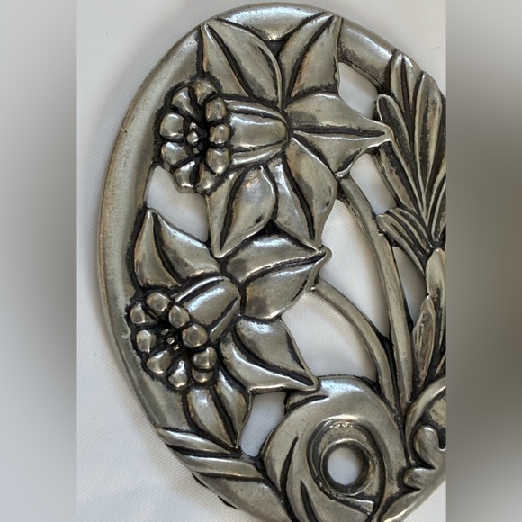 VINTAGE PEWTER DAFFODIL WALL HOOK FLORAL 1989 NOVA SCOTIA - Picture 2 of 5